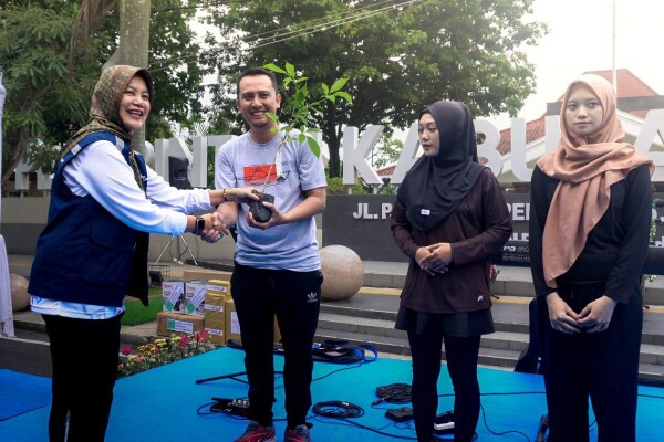 Aksi Bagi-bagi Ratusan Bibit Pohon Warnai Puncak Peringatan Hakordia 2025 di Bojonegoro