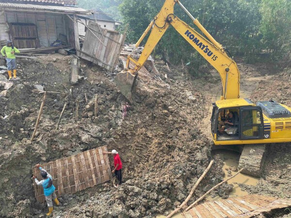 Pasca Longsor di Bubulan, Pemkab Bojonegoro Terjunkan Excavator untuk Normalisasi Sungai dan Percepat Penanganan