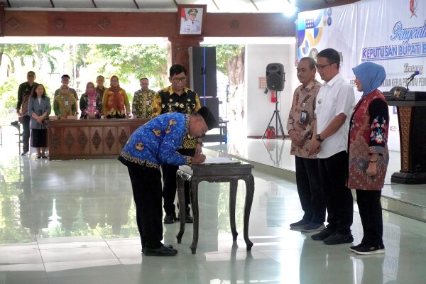 Bupati Bojonegoro Serahkan SK Perpanjangan Kinerja kepada 385 PPPK Formasi Tahun 2021