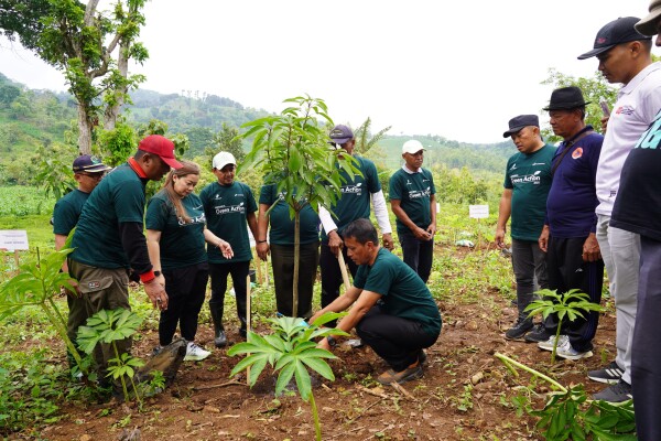 Bupati Bojonegoro Pimpin Langsung Gotong Royong Taman Pohon di Kawasan Hulu Gunung Pandan