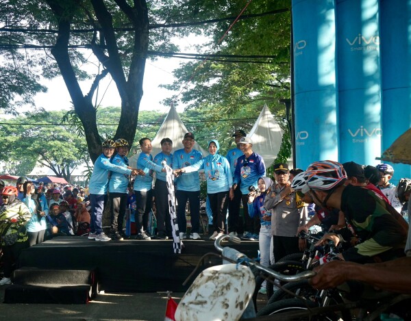 Ribuan Pesepeda Ikuti Gowes Jelajah Bojonegoro, Bupati dan Wakil Bupati Hadir Memberi Semangat