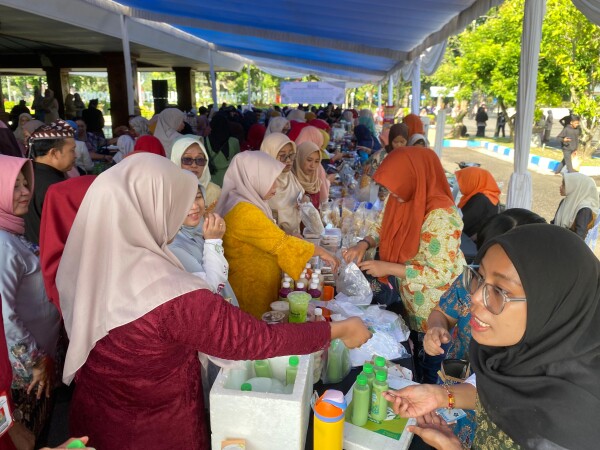Pameran UMKM Perempuan di Halaman Pendopo Malowopati Bojonegoro Diserbu Pengunjung