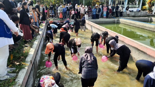 Peringati Hari Ibu, Puluhan Ibu di Bojonegoro Antusias Ikuti Lomba Menangkap Ikan