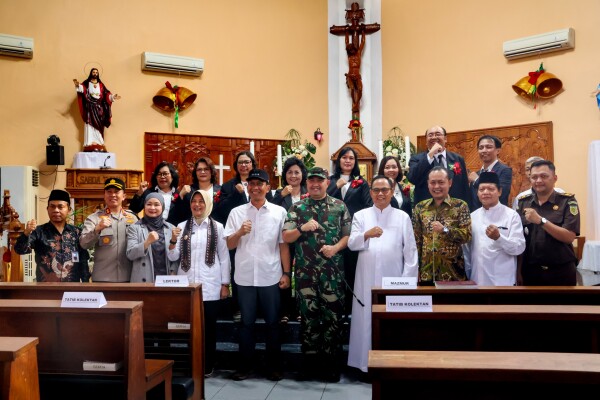 Bupati dan Wakil Bojonegoro Kunjungi Gereja, Pastikan Perayaan Natal Berjalan Khidmat dan Aman