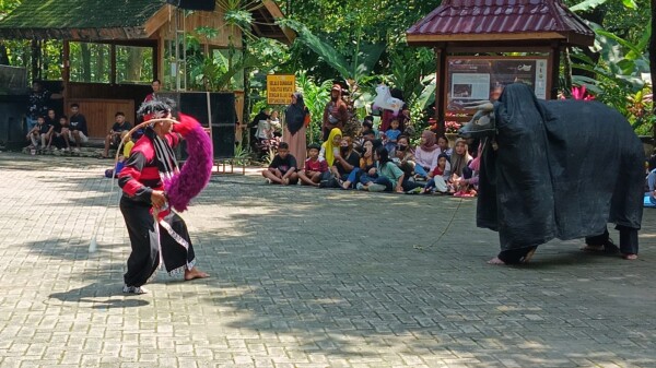 Penampilan Reog Mudho Utomo Jadi Suguhan Spesial di Kayangan Api Bojonegoro Saat Libur Natal