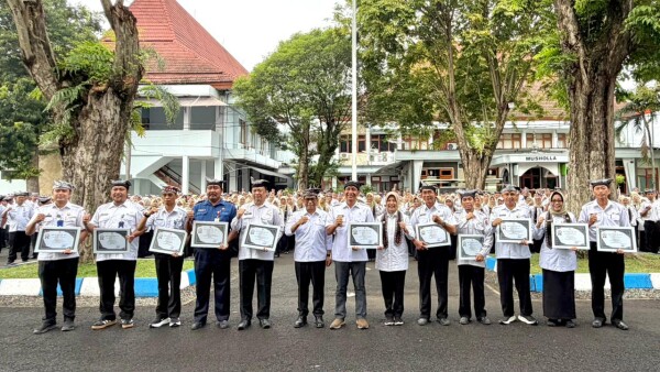 Pemkab Bojonegoro Beri Penghargaan OPD Atas Capaian SKM Tertinggi, Bupati Dorong Peningkatan Kinerja di 2026