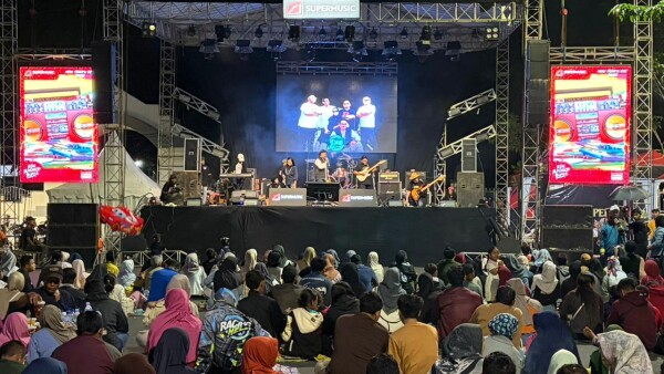 Warga Bojonegoro Rayakan Malam Tahun Baru di Alun-alun dalam Nuansa Kesederhanaan dan Kebersamaan