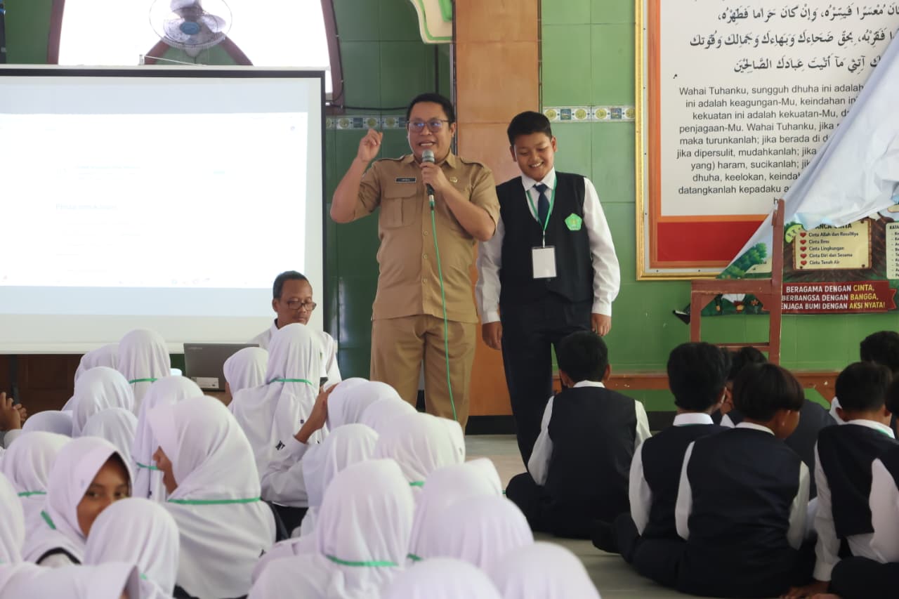 Dinkominfo Bojonegoro Edukasi Internet Sehat kepada Peserta MATAMUDA MTsN 1 Bojonegoro
