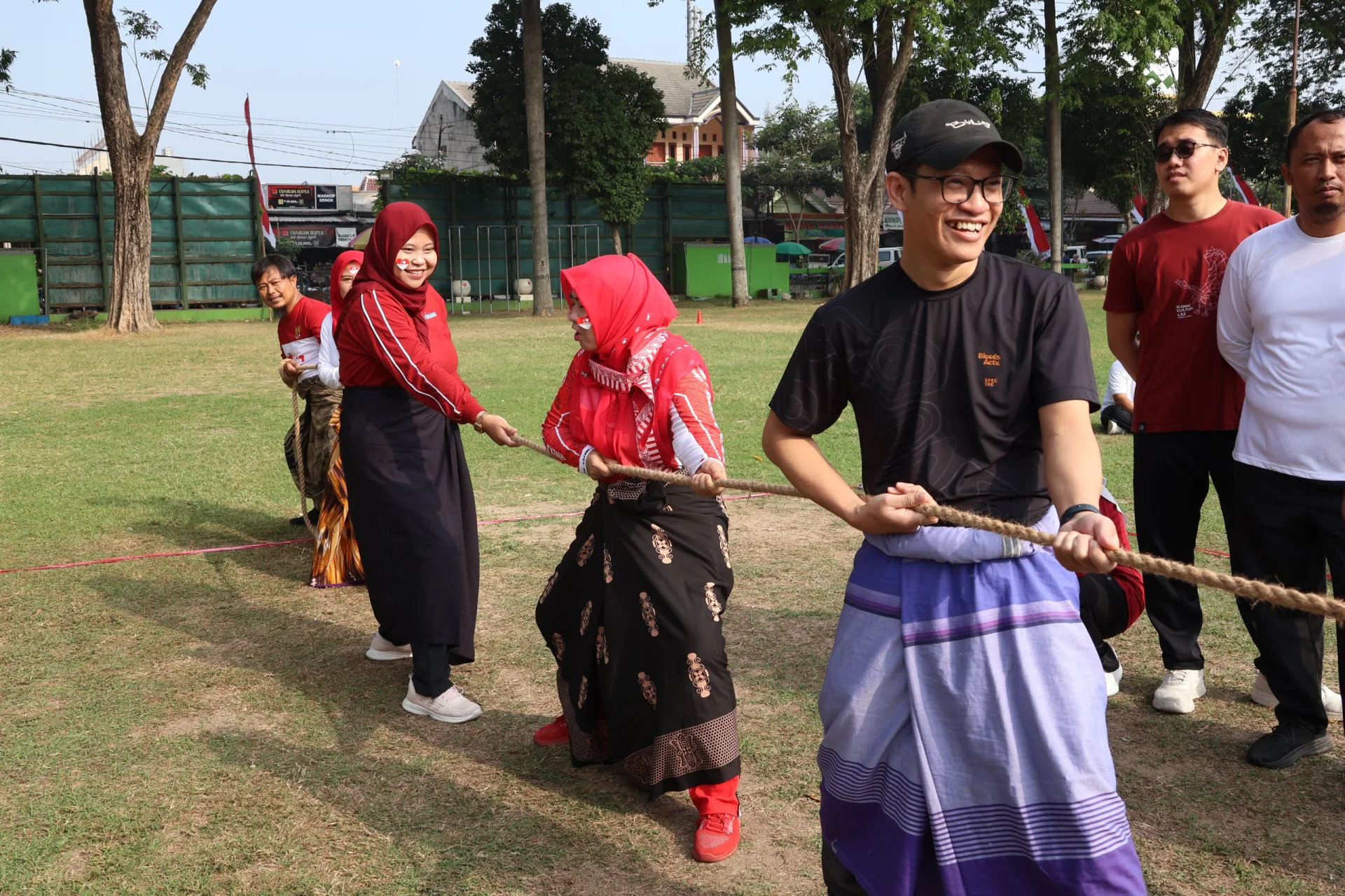 Lomba Tarik Tambang Bersarung Diikuti oleh Kepala Dinkominfo